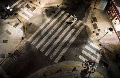 PERIFERIA. Pese a todo estamos en el centro del centro del centro: peculiar forma de periferia. El mundo desemboca en este punto y sin embargo se trata de un barrio marginal