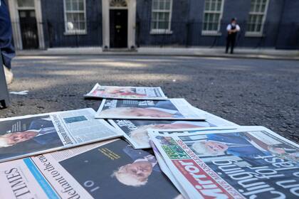 Periódicos en el suelo en la calle frente al número 10 de Downing Street, en Londres, el viernes 8 de julio de 2022. (AP Foto/Frank Augstein)