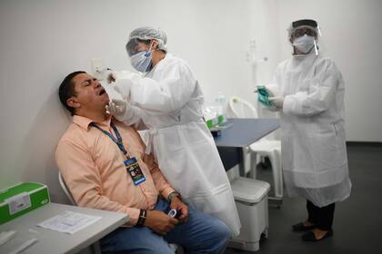 A los periodistas, como a otros involucrados en el partido, se les hizo un examen de salud para asistir al partido.