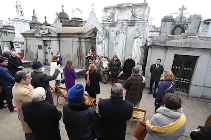 Periodistas, académicos e investigadores, en el acto de homenaje a Mitre en el Cementerio de la Recoleta