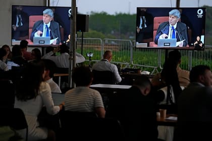 Periodistas acreditados siguen un debate del Supremo Tribunal Federal mientras tiene la palabra el juez Luiz Fux (Archivo)