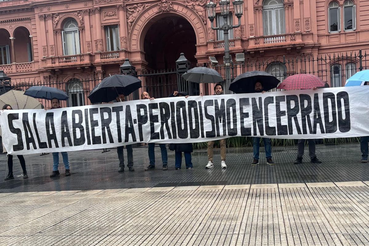 Periodistas de la sala de prensa de la Casa Rosada exponen las limitaciones que les impuso el Gobierno para ejercer su labor