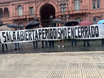 Periodistas de la sala de prensa de la Casa Rosada exponen las limitaciones que les impuso el Gobierno para ejercer su labor