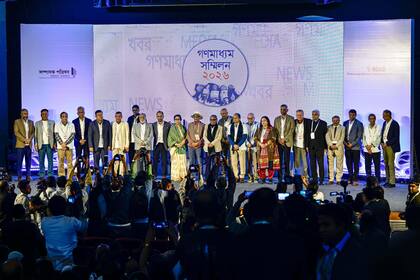 Periodistas, editores y propietarios de medios de comunicación se reúnen en una conferencia para exigir protección tras los recientes ataques a dos importantes periódicos en Daca, Bangladesh
