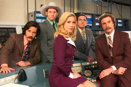 Periodistas de pueblo chico en Anchorman: la leyenda de Ron Burgundy, con Will Ferrell, Steve Carell, Paul Rudd y Christina Applegate
