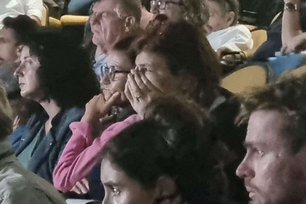 Periodistas en la sala Elias y Lila Kalimian Idf, donde el Ejército israelí proyectó videos inéditos del ataque del 7 de octubre por el grupo terrorista Hamas.