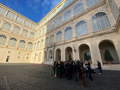Periodistas esperaban la llegada de Javier Milei, en el Vaticano antes de su encuentro con el Papa