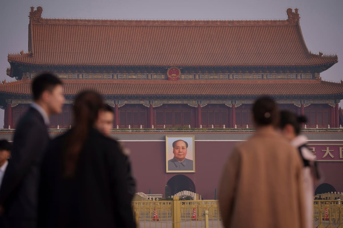 Periodistas esperan a la llegada de delegados a la plaza de Tiananmen antes de la sesión de clausura de la Conferencia Consultiva Política Popular China en Beijing, el lunes pasado