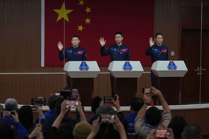 Periodistas graban con sus teléfonos a astronautas chinos