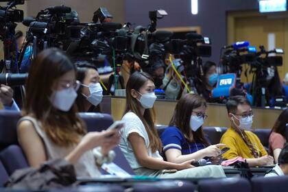 Periodistas portan mascarillas durante una conferencia de prensa de la líder de Hong Kong, Carrie Lam, el martes 17 de agosto de 2021, en Hong Kong. (AP Foto/Vincent Yu)