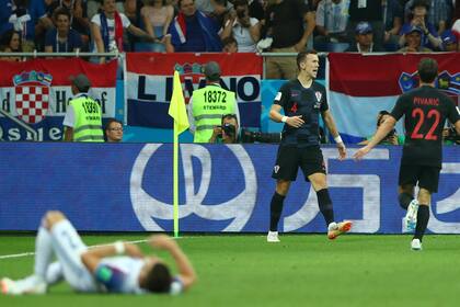 Perisic celebra su gol, el del 2-1 definitivo; la frustración islandesa