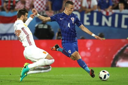 Perisic remata antes del cruce de Piqué y marca el 2-1 ante España