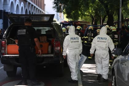 Peritos antibombas en el lugar de la explosión