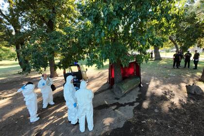 Peritos d ela Policía de la Ciudad trabajan en la escena del hallazgo del cuerpo