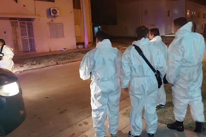 Peritos de la Agencia de Investigación Criminal (AIC), en el lugar donde acribillaron a Ángel Faustino Coronel, en Empalme Graneros, Rosario