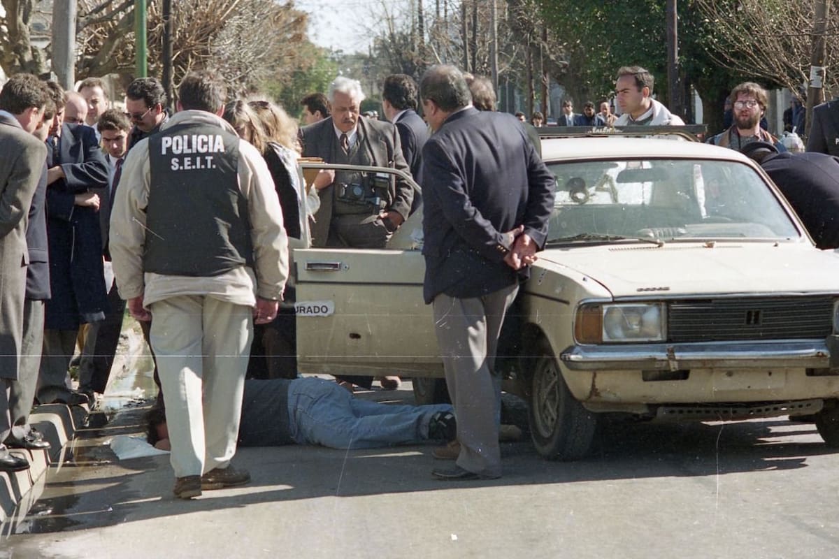 Peritos de la policía y funcionarios judiciales en la escena de la Masacre de Wilde
Foto de archivo del 04/08/94 de la reconstrucción de la "Masacre de Wilde"