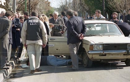 Peritos de la policía y funcionarios judiciales en una reconstrucción de la escena de la masacre de Wilde