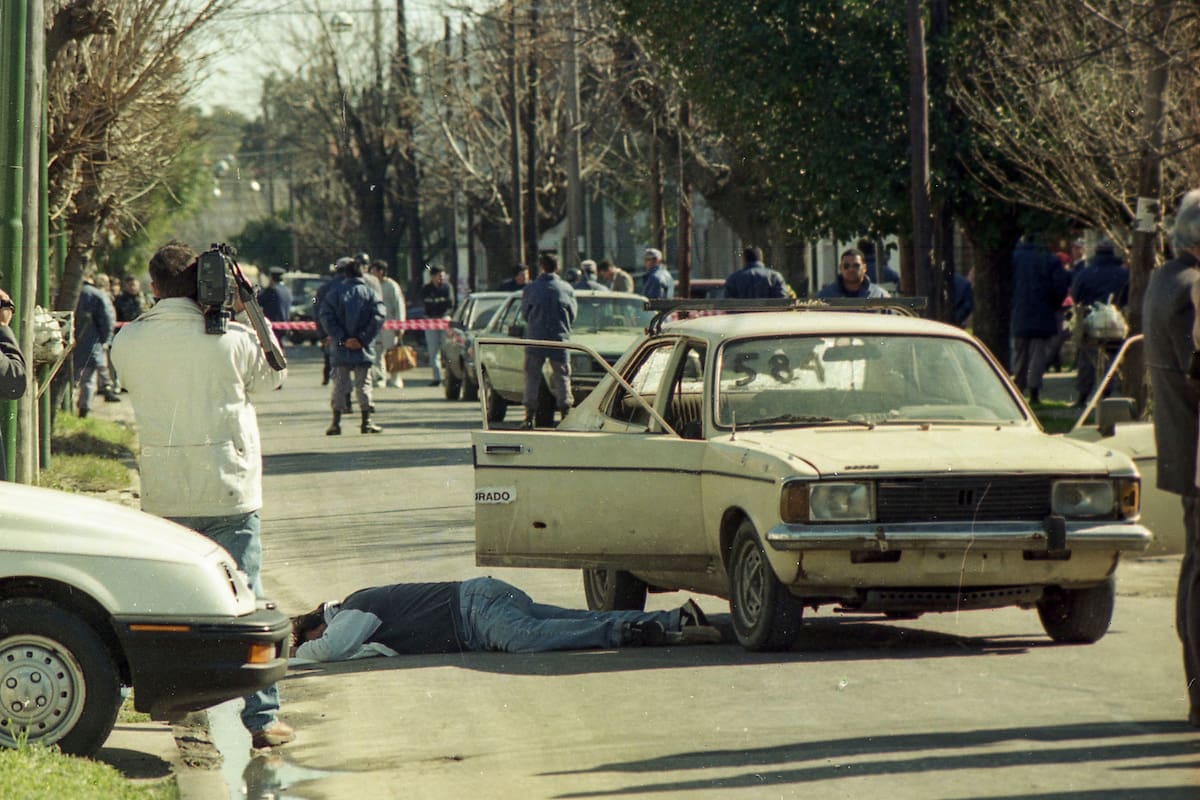 Peritos de la policía y funcionarios judiciales en la escena de la Masacre de Wilde