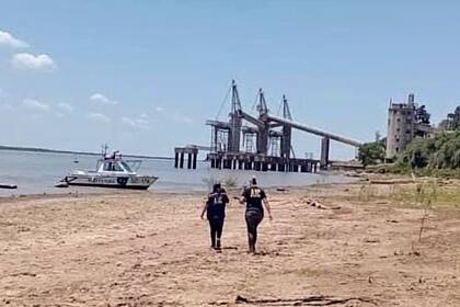 Peritos en la zona donde dos amigos se ahogaron cuando pescaban en el río Paraná, a la altura de Villa Gobernador Gálvez