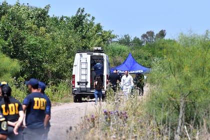 Peritos forenses buscan pistas en la escena donde fue encontrado el cuerpo