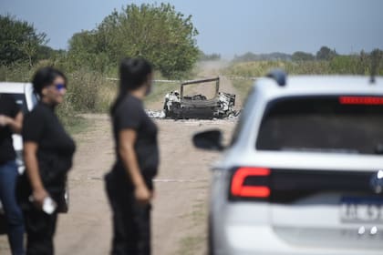Peritos policiales buscaron rastros en la zona donde apareció el Audi quemado