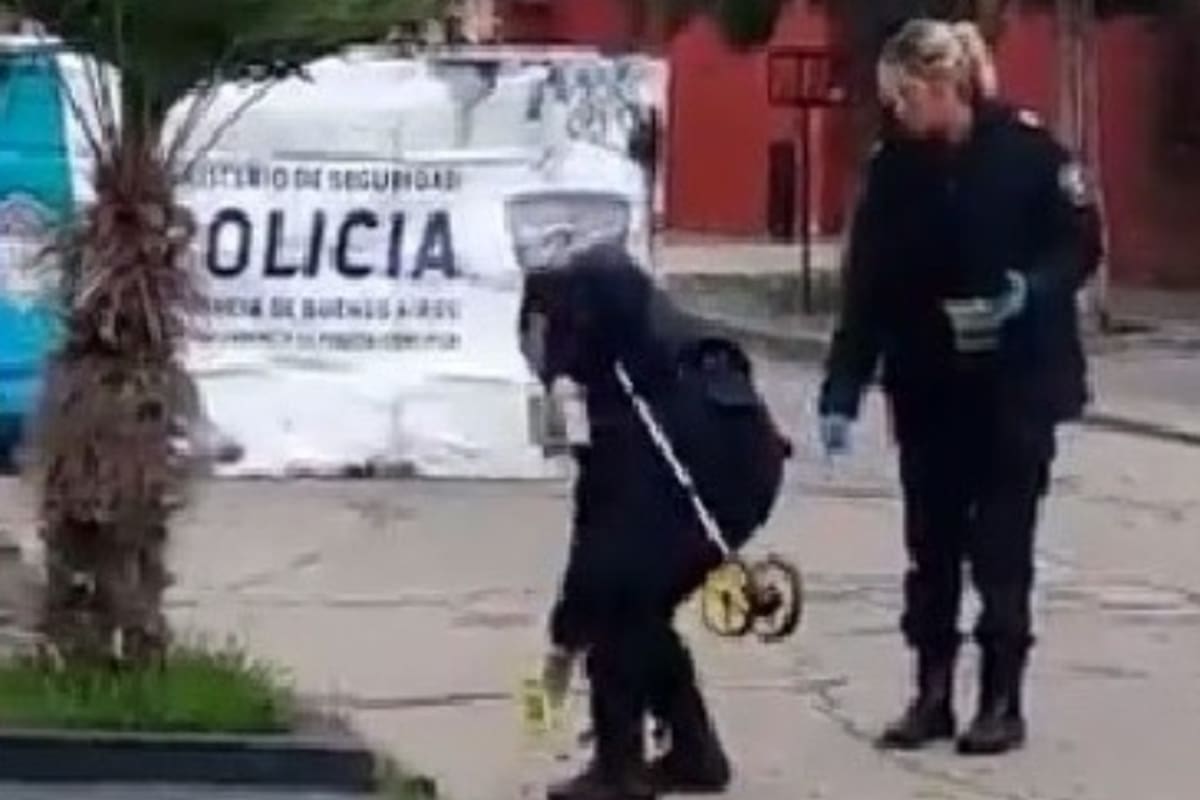 Peritos policiales marcan los lugares donde se levantaron casquillos de bala tras el asesinato de un vecino de Aldo Bonzi