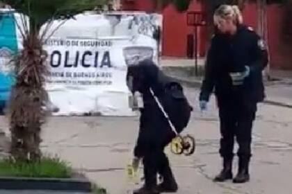 Peritos policiales marcan los lugares donde se levantaron casquillos de bala tras el asesinato de un vecino de Aldo Bonzi