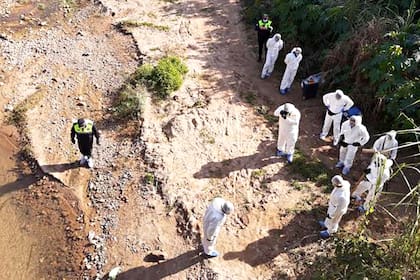 Peritos policiales y judiciales trabajaron en la vera del río Colorado, donde fueron hallados restos óseos