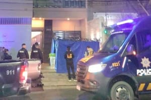 Peritos trabajan en el lugar donde cayó al vacío y murió el Hombre Araña santafesino