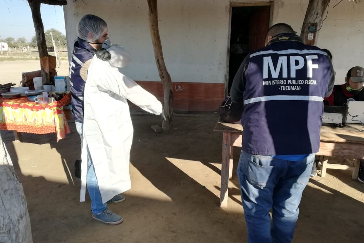 Peritos trabajan en el paraje donde desapareció Luis Armando Espinoza, tras un operativo policial en Simoca