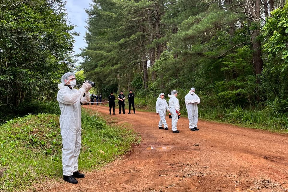 Peritos trabajan en las cercanías de donde fueron encontrados los cuerpos