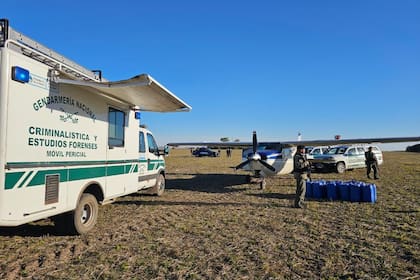 Peritos trabajan sobre la aeronave donde trasladaban la cocaína