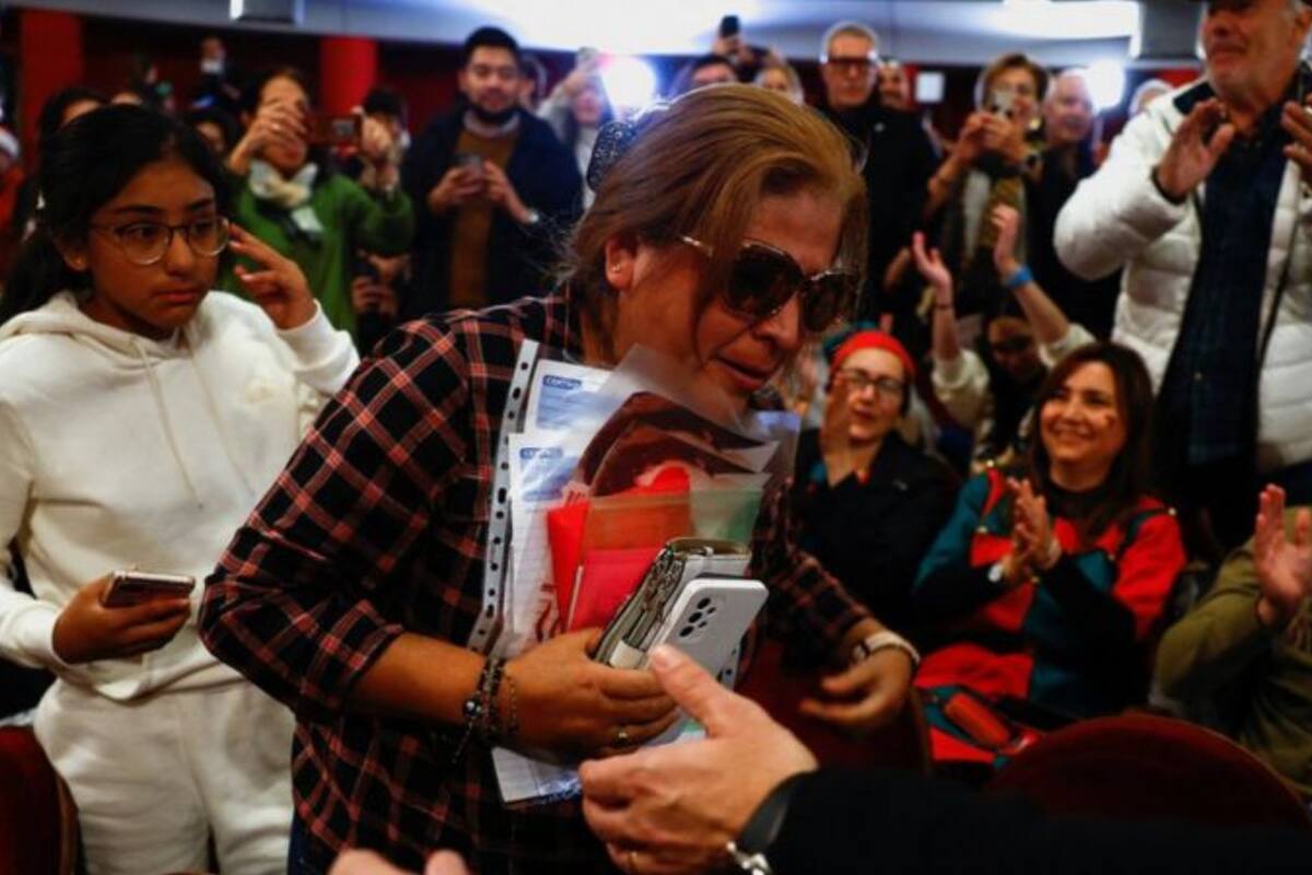 Perla fue al Palacio Real junto a sus dos hijos, quienes también estallaron en llanto