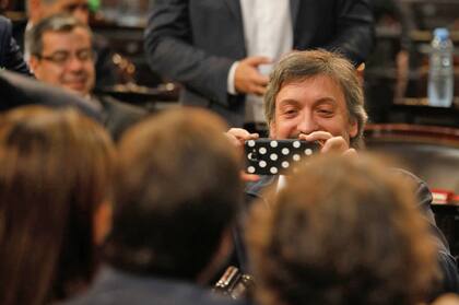 Máximo Kirchner sacando fotos en el recinto