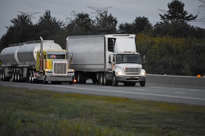 Permanecer en el carril izquierdo a una velocidad baja sin motivo válido constituye una conducta antirreglamentaria