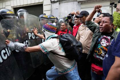 Permanencia de presidenta de Perú pende de un hilo tras sendos pedidos legislativos para destituirla