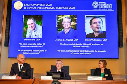 Los ganadores del Premio Nobel de Economía de 2021: David Card, Joshua Angrist  y Guido Imbens