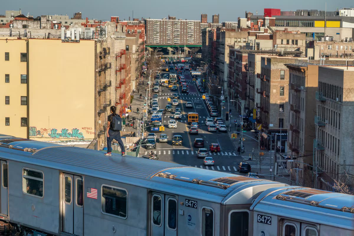 Permiten a madre de adolescente que murió por “surfear en el metro” de Nueva York demandar a Meta y TikTok