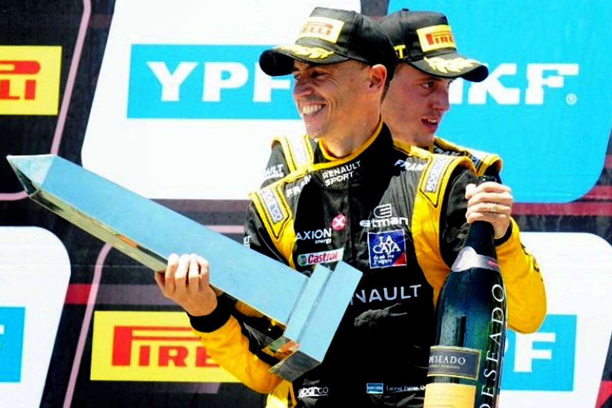Pernía, en el podio de Buenos Aires, una de las carreras que ganó en el año