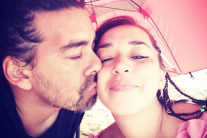 “Pero aún nuestras miradas se cruzaban cada vez que nos veíamos y mis mariposas seguían revoloteando cada vez que él estaba cerca”