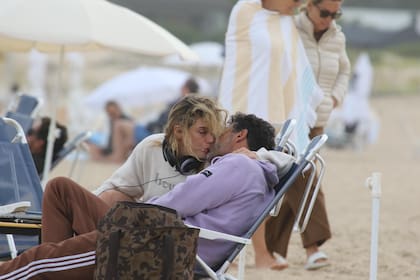 Pero, como no tiene nada que esconder, la actriz no dudó a la hora de compartir con él un tierno beso en la arena