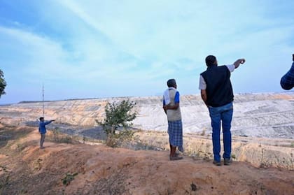 Pero el bosque también se encuentra encima de un yacimiento de carbón, que las empresas están ansiosas por explotar