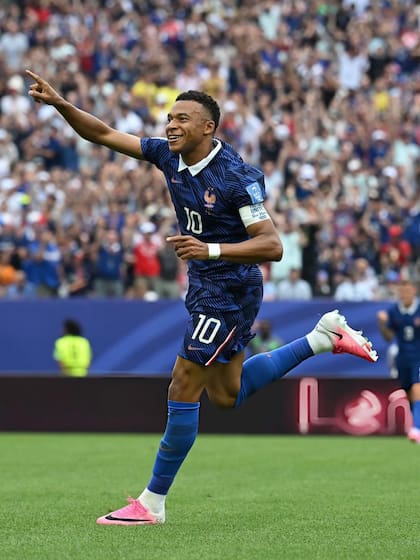 Pero en fase de grupos, en el partido entre Francia y Suecia, Mbappé convirtió un doblete (su equipo ganó 3-0) y, en uno de los goles, lanzó un beso al aire. Aunque el delantero no confirmó a quién iba dirigido, todos suponen que era para Este Expósito, que siguió la acción desde uno de los palcos del MetLife Stadium, en Nueva York