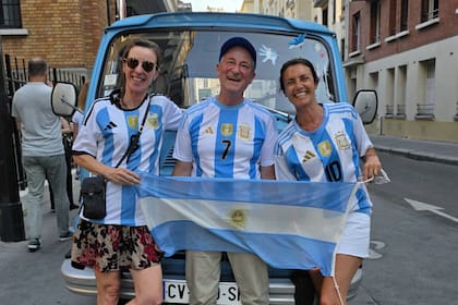 "Pero los que son apasionados de fútbol no se olvidan del resultado del último Mundial, sobre todo cuando ven las camisetas de Argentina en las calles de París".