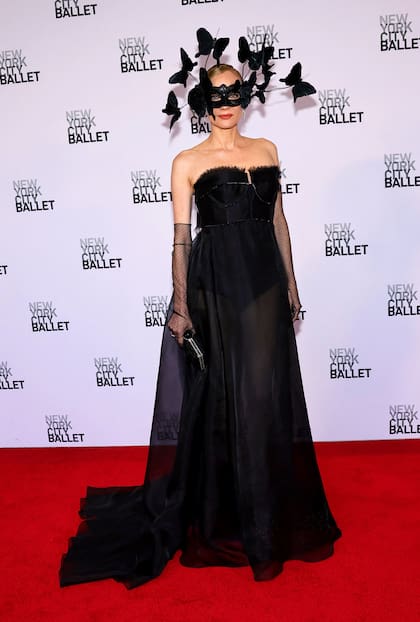 Pero, sin dudas, quien más llamó la atención fue Diane Kruger, que eligió un vestido negro con transparencias, y lo complementó con un antifaz ornamentado con mariposas