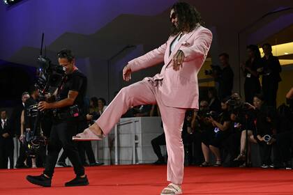 Pero también hubo tiempo para las risas: el protagonista de Aquaman improvisó una extraña danza dándole gran protagonismo a las ojotas rosas que eligió para la ocasión