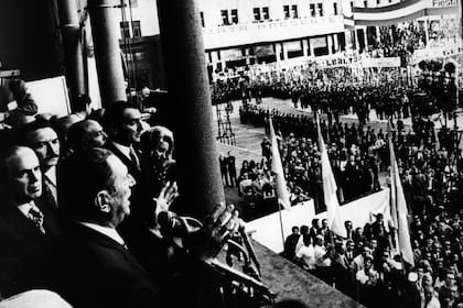 Perón echa a los montoneros de la Plaza, en mayo de 1974