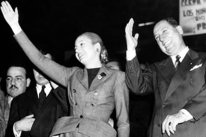 Perón junto a su esposa, Evita, quien falleció en 1952 de cáncer, a los 33 años, y fue nombrada "Jefa Espiritual de la Nación".