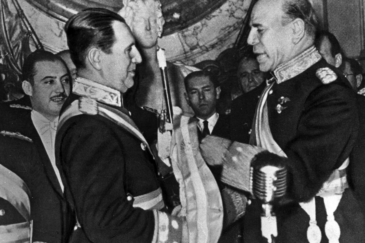 Perón recibe la banda presidencial en Casa de Gobierno, en junio de 1946; detrás de él, de bigotes, Juan Duarte