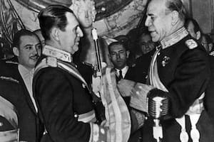 Perón recibe la banda presidencial en Casa de Gobierno, en junio de 1946; detrás de él, de bigotes, Juan Duarte